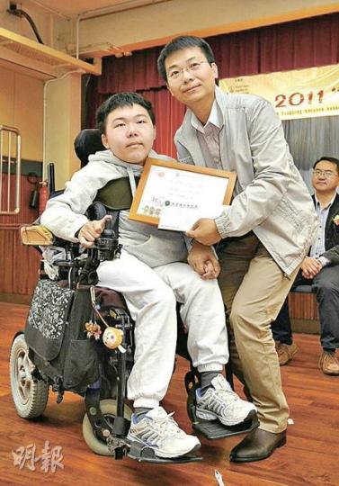 患上肌肉失養症的方文杰(左),把這「不治之症」視為成長一部分。19歲的他思想十分老成,面對日漸衰弱的身體,他說:「想做的事,要在還能做到的時候做。」(葉漢華攝) 患上肌肉失養症的方文杰(左),把這「不治之症」視為成長一部分。19歲的他思想十分老成,面對日漸衰弱的身體,他說:「想做的事,要在還能做到的時候做。」(葉漢華攝)