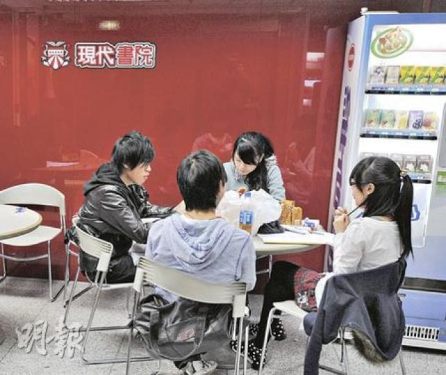 不少於主流學校失意的學生選擇在私校讀新高中,私校現代書院亦有開辦新高中,但有學生認為課程和課外活動體驗不足。現代書院表示明年不再收高中一年級生。(尹錦恩攝)位於元朗的私校學銘書院,面積約1000呎,有兩個課室。本報記者在網上發現該校登廣告出讓,但學校仍在招生。學銘書院拒回應放盤一事。(鄭穎瑩攝)(明報製圖) 不少於主流學校失意的學生選擇在私校讀新高中,私校現代書院亦有開辦新高中,但有學生認為課程和課外活動體驗不足。現代書院表示明年不再收高中一年級生。(尹錦恩攝)位於元朗的私校學銘書院,面積約1000呎,有兩個課室。本報記者在網上發現該校登廣告出讓,但學校仍在招生。學銘書院拒回應放盤一事。(鄭穎瑩攝)(明報製圖)