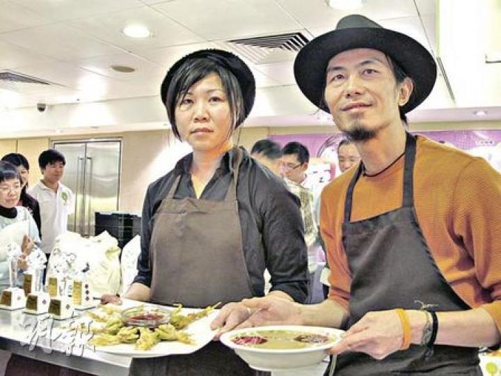 冠軍廚神張弛(右)及女助手(左)化腐朽為神奇,憑一些原被視為菜頭菜尾的材料,製出美味的「芝士菠菜根天麩羅」及蔬果皮湯贏得評判歡心。(余卓善攝)廚師組的參賽作品,表面看來與傳統食肆的精美菜式無異,但其實它們是用「菜頭菜尾」烹煮而成,是便宜又好吃的環保大餐。有廚師稱已把部分菜式推出市面,獲食客好評。(余卓善攝) 冠軍廚神張弛(右)及女助手(左)化腐朽為神奇,憑一些原被視為菜頭菜尾的材料,製出美味的「芝士菠菜根天麩羅」及蔬果皮湯贏得評判歡心。(余卓善攝)廚師組的參賽作品,表面看來與傳統食肆的精美菜式無異,但其實它們是用「菜頭菜尾」烹煮而成,是便宜又好吃的環保大餐。有廚師稱已把部分菜式推出市面,獲食客好評。(余卓善攝)
