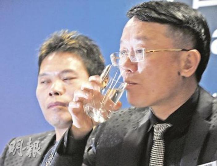 利郎主席王冬星(右)預計,未來3年的銷售額,均可錄得雙位數字增長。圖左為公司副主席王良星。(劉焌陶攝) 利郎主席王冬星(右)預計,未來3年的銷售額,均可錄得雙位數字增長。圖左為公司副主席王良星。(劉焌陶攝)