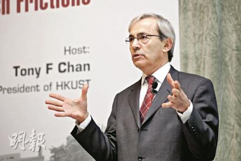 2010年度諾貝爾經濟學獎得主Christopher Pissarides教授昨日出席香港科技大學「俄鋁校長論壇」,與學生分享他在均衡勞工市場方面的研究心得。(陳智良攝) 2010年度諾貝爾經濟學獎得主Christopher Pissarides教授昨日出席香港科技大學「俄鋁校長論壇」,與學生分享他在均衡勞工市場方面的研究心得。(陳智良攝)