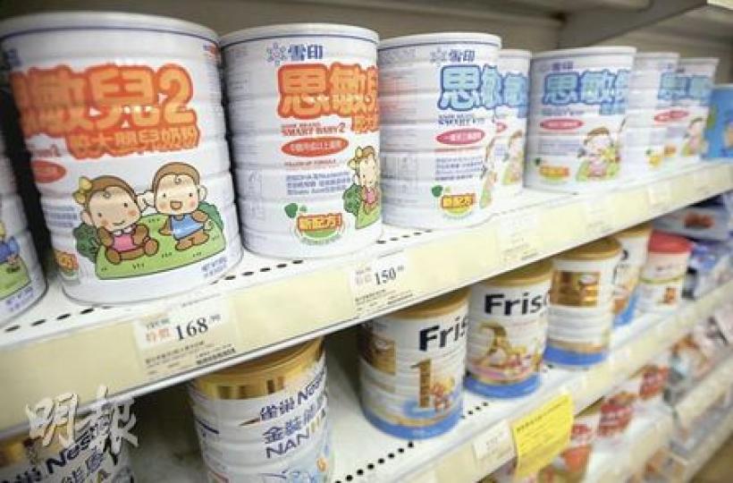 政府承認,日本奶粉的供應會較緊張,呼籲父母可考慮為子女轉食其他奶粉。雪印奶粉發言人說,公司另一款思敏兒奶粉與日本的配方極度相似,只是產自澳洲,已增加貨量,父母可安排子女改吃此奶粉。(朱永倫攝) 政府承認,日本奶粉的供應會較緊張,呼籲父母可考慮為子女轉食其他奶粉。雪印奶粉發言人說,公司另一款思敏兒奶粉與日本的配方極度相似,只是產自澳洲,已增加貨量,父母可安排子女改吃此奶粉。(朱永倫攝)