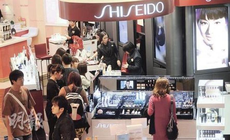 日本著名化妝品品牌Shiseido的粉絲擔心來貨受地震影響,趕緊入貨,品牌攤位前排起了人龍。(朱永倫攝) 日本著名化妝品品牌Shiseido的粉絲擔心來貨受地震影響,趕緊入貨,品牌攤位前排起了人龍。(朱永倫攝)
