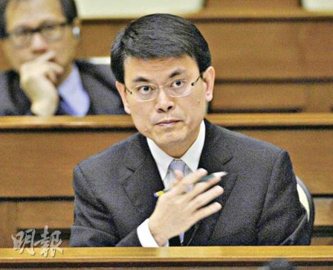 環境局長邱騰華昨表示,會參考日本福島縣核事故,重新審視本港未來能源組合的比例。(余俊亮攝)(明報製圖) 環境局長邱騰華昨表示,會參考日本福島縣核事故,重新審視本港未來能源組合的比例。(余俊亮攝)(明報製圖)