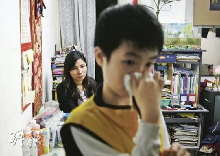 梁太與兒子來港5年多,他的10歲兒子因本港空氣差而有鼻敏感,經常要輪候兩小時看免費中醫。梁太聽到新移民也能獲派6000元,認為只能紓解一時之困,「我寧願政府改善醫療、教育、住屋等政策,令更多窮人受惠」。(林振東攝)(明報製圖) 梁太與兒子來港5年多,他的10歲兒子因本港空氣差而有鼻敏感,經常要輪候兩小時看免費中醫。梁太聽到新移民也能獲派6000元,認為只能紓解一時之困,「我寧願政府改善醫療、教育、住屋等政策,令更多窮人受惠」。(林振東攝)(明報製圖)