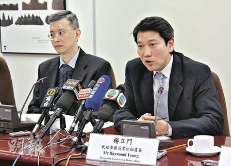 民政事務局常任秘書長楊立門(右)表示,一手樓業主面對與財雄勢大的發展商訴訟,在社會公義上,有必要為他們提供保障。左為法援署長陳香屏。(陳家俊攝) 民政事務局常任秘書長楊立門(右)表示,一手樓業主面對與財雄勢大的發展商訴訟,在社會公義上,有必要為他們提供保障。左為法援署長陳香屏。(陳家俊攝)