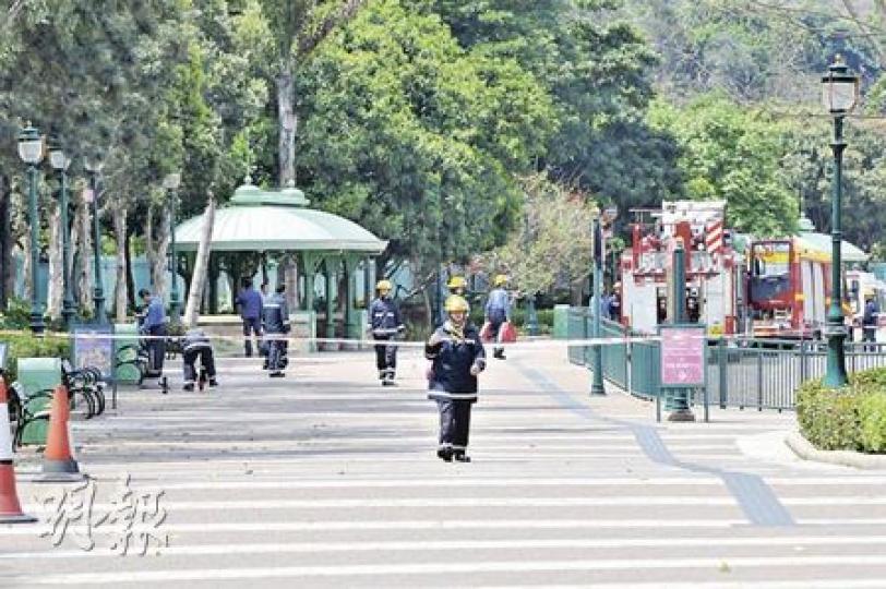 大批警員及消防員趕赴迪士尼樂園,封鎖逾百米範圍調查,幸而只是虛驚一場。(林錫禮攝)警方出動兩隻史賓格警犬,檢查有關液體後認為無可疑,及後證實只是清潔劑。(林錫禮攝) 大批警員及消防員趕赴迪士尼樂園,封鎖逾百米範圍調查,幸而只是虛驚一場。(林錫禮攝)警方出動兩隻史賓格警犬,檢查有關液體後認為無可疑,及後證實只是清潔劑。(林錫禮攝)