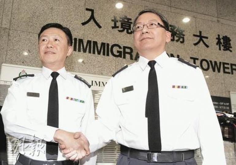 現任入境處副處長陳國基(右)更上一層樓,獲國務院任命為新任入境處長,接替年滿55歲退休年齡的現任處長白韞六(左),下周一履新。(劉焌陶攝)(明報製圖)(明報製圖) 現任入境處副處長陳國基(右)更上一層樓,獲國務院任命為新任入境處長,接替年滿55歲退休年齡的現任處長白韞六(左),下周一履新。(劉焌陶攝)(明報製圖)(明報製圖)