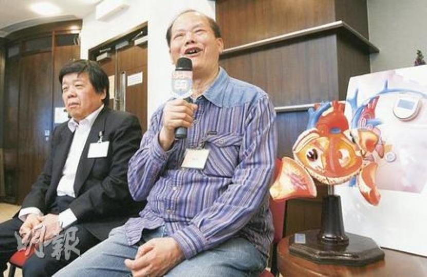 香港大學研究跟進600多名心肌梗塞患者,發現7年內有7.2%患者涉心臟猝死。病人湯先生患有心肌梗塞,因血管栓塞令病情一度危急,幸已安裝心臟除顫器(圖右),現可回復正常生活。(林振東攝) 香港大學研究跟進600多名心肌梗塞患者,發現7年內有7.2%患者涉心臟猝死。病人湯先生患有心肌梗塞,因血管栓塞令病情一度危急,幸已安裝心臟除顫器(圖右),現可回復正常生活。(林振東攝)