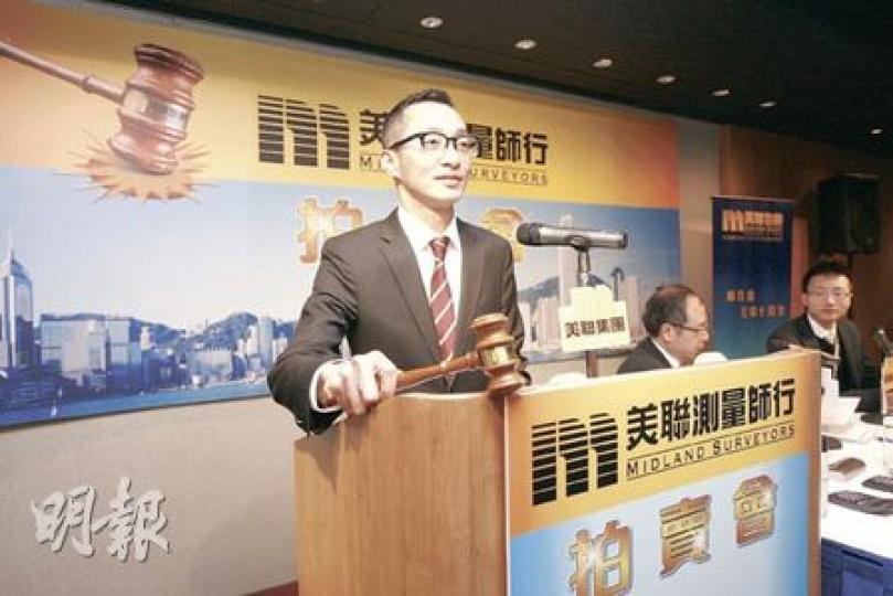 美聯測量師行董事林子彬昨揸大槌拍賣產業署10項位於港島的公務員宿舍物業,結果「捱」了四個小時沽出8項,總算有個交代。(李紹昌攝) 美聯測量師行董事林子彬昨揸大槌拍賣產業署10項位於港島的公務員宿舍物業,結果「捱」了四個小時沽出8項,總算有個交代。(李紹昌攝)