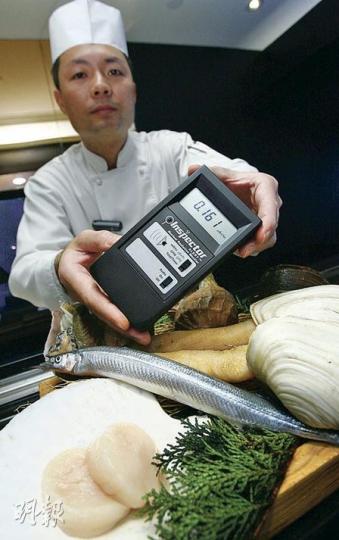 「八重菊」購入輻射探測儀,即場為顧客檢驗食材輻射含量。餐廳表示,一般食材如魚生、貝類均含0.0001至0.0002毫希輻射量,即場測試結果為0.000161毫希,屬於正常水平。(林振東攝) 「八重菊」購入輻射探測儀,即場為顧客檢驗食材輻射含量。餐廳表示,一般食材如魚生、貝類均含0.0001至0.0002毫希輻射量,即場測試結果為0.000161毫希,屬於正常水平。(林振東攝)