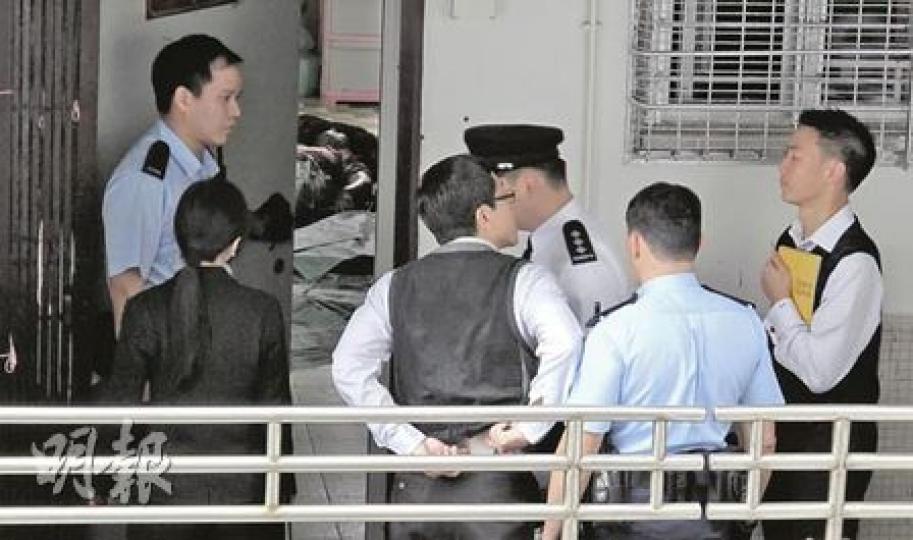 被丈夫殺害的譚婦伏屍寓所客廳,警員到場將現場樓層一半範圍封鎖,並進入單位調查。(雲錦鋒攝) 被丈夫殺害的譚婦伏屍寓所客廳,警員到場將現場樓層一半範圍封鎖,並進入單位調查。(雲錦鋒攝)