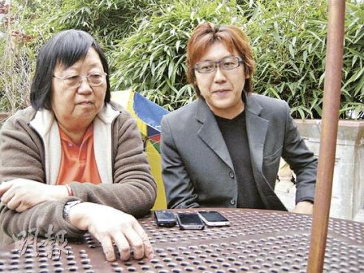 死者謝廷駿的母親李美珍(左)及兄長謝志堅(右)昨接受訪問,強調追究的道路雖然漫長,但不會放棄尋求公義,不會讓已逝者枉死。(梁珮珊攝) 死者謝廷駿的母親李美珍(左)及兄長謝志堅(右)昨接受訪問,強調追究的道路雖然漫長,但不會放棄尋求公義,不會讓已逝者枉死。(梁珮珊攝)
