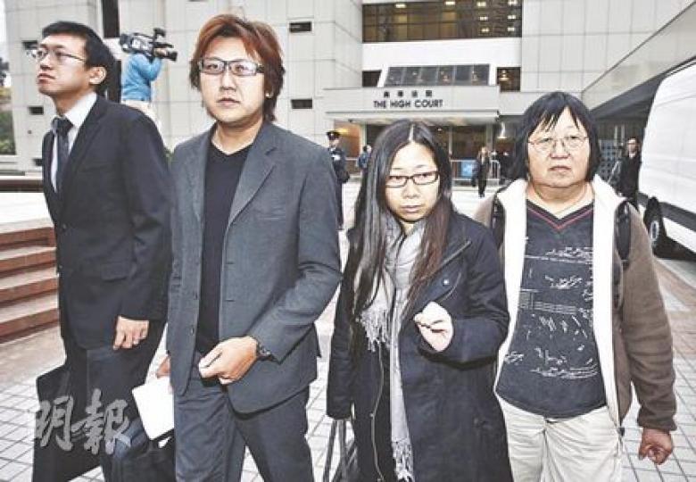 謝廷駿兄長謝志堅(左二)、生還者李瀅銓(左三)、謝母李美珍(右一)一同步出法庭。謝母坦言隨着死因研訊結束,讓她知道更多真相,亦更了解菲政府的處事無能,「愈知得多便愈嬲」。(李紹昌攝) 謝廷駿兄長謝志堅(左二)、生還者李瀅銓(左三)、謝母李美珍(右一)一同步出法庭。謝母坦言隨着死因研訊結束,讓她知道更多真相,亦更了解菲政府的處事無能,「愈知得多便愈嬲」。(李紹昌攝)