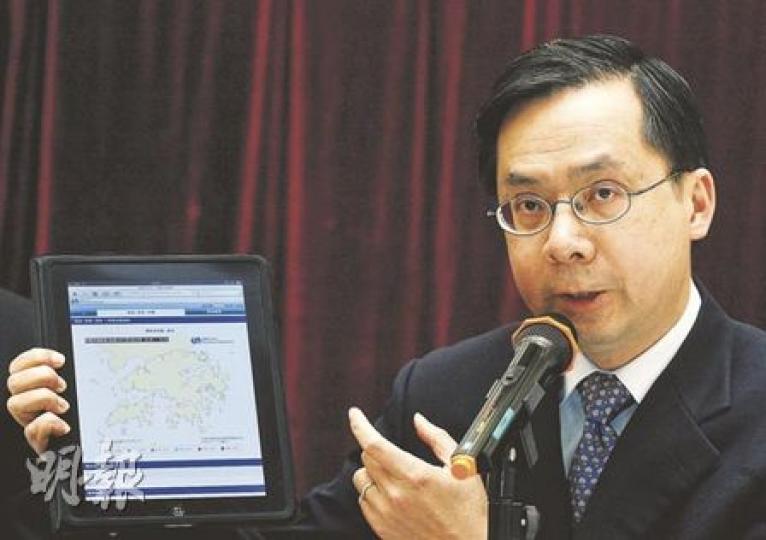 2009年以58歲「高齡」擢升為天文台長的李本瀅,承認下月退休,並「自爆」女兒有喜,退休後會搬到女兒居住的紅磡區,享受湊孫之樂,有傳接任熱門人選是助理台長岑智明。圖為李本瀅展示天文台在互聯網推出的新服務。(林振東攝) 2009年以58歲「高齡」擢升為天文台長的李本瀅,承認下月退休,並「自爆」女兒有喜,退休後會搬到女兒居住的紅磡區,享受湊孫之樂,有傳接任熱門人選是助理台長岑智明。圖為李本瀅展示天文台在互聯網推出的新服務。(林振東攝)