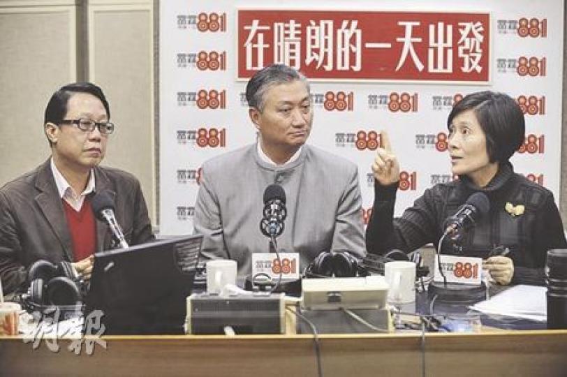 3名關愛基金委員會成員包括張國柱(左起)、陳振彬及方敏生昨日出席電台節目,方敏生炮轟政府在巨大盈餘下應定出長遠政策,而非透過關愛基金向新移民派錢。(何家達攝) 3名關愛基金委員會成員包括張國柱(左起)、陳振彬及方敏生昨日出席電台節目,方敏生炮轟政府在巨大盈餘下應定出長遠政策,而非透過關愛基金向新移民派錢。(何家達攝)