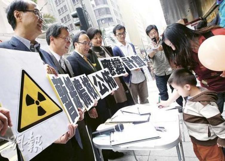 核電站的安全愈來愈受關注,公民黨多名立法會議員和成員昨日於中環舉行簽名活動,要求內地暫緩發展核電,並公布詳細應變計劃。(李紹昌攝)94年投產的大亞灣核電站至今已17年,廠方強調電站設計較日本福島核電站有優勝之處,例如備有兩座柴油發電機(圖中左方橙色架後),冷卻系統斷電風險極微。圖中圓頂建築物為反應堆,旁邊方形建築物為暫存核廢料池。(馬耀森攝)大亞灣核電站源源不絕排放冷卻系統的海水。(馬耀森攝) 核電站的安全愈來愈受關注,公民黨多名立法會議員和成員昨日於中環舉行簽名活動,要求內地暫緩發展核電,並公布詳細應變計劃。(李紹昌攝)94年投產的大亞灣核電站至今已17年,廠方強調電站設計較日本福島核電站有優勝之處,例如備有兩座柴油發電機(圖中左方橙色架後),冷卻系統斷電風險極微。圖中圓頂建築物為反應堆,旁邊方形建築物為暫存核廢料池。(馬耀森攝)大亞灣核電站源源不絕排放冷卻系統的海水。(馬耀森攝)