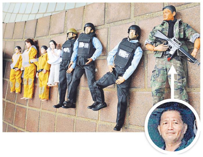 多個代表門多薩、菲律賓警方及本港人質的模型公仔,未有在死因庭上大派用場,警方解釋是因擔心令生還者情緒波動。右一為門多薩模型,圓圖是他事發當日在旅巴上的相片。(劉焌陶攝)警方昨在庭外示範掀起旅遊巴模型車頂。(劉焌陶攝)當日人質挾持事件中,旅遊巴、警員、警車及傳媒的相對位置,可透過精細的模型清楚展示。(劉焌陶攝)警方以1比150比例製成馬尼拉黎剎紀念公園模型,供死因庭陪審員提供現場環境實況。(劉焌陶攝) 多個代表門多薩、菲律賓警方及本港人質的模型公仔,未有在死因庭上大派用場,警方解釋是因擔心令生還者情緒波動。右一為門多薩模型,圓圖是他事發當日在旅巴上的相片。(劉焌陶攝)警方昨在庭外示範掀起旅遊巴模型車頂。(劉焌陶攝)當日人質挾持事件中,旅遊巴、警員、警車及傳媒的相對位置,可透過精細的模型清楚展示。(劉焌陶攝)警方以1比150比例製成馬尼拉黎剎紀念公園模型,供死因庭陪審員提供現場環境實況。(劉焌陶攝)