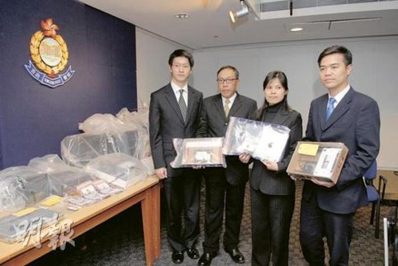 警方打擊兒童色情罪行拘16人,展示行動中檢獲載有兒童色情圖片及短片的iPad與電腦儲存配件。(屈俊樂攝)(明報製圖) 警方打擊兒童色情罪行拘16人,展示行動中檢獲載有兒童色情圖片及短片的iPad與電腦儲存配件。(屈俊樂攝)(明報製圖)