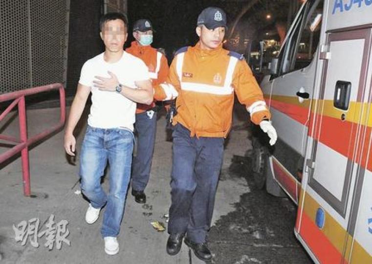 涉嫌醉酒鬧事乘客(圖)與的士司機同向警員報稱遇襲受傷,送院治理後被捕。(蔡方山攝)涉案的士司機事後折返現場,警員調查後以涉嫌襲擊傷人將其拘捕。(蔡方山攝) 涉嫌醉酒鬧事乘客(圖)與的士司機同向警員報稱遇襲受傷,送院治理後被捕。(蔡方山攝)涉案的士司機事後折返現場,警員調查後以涉嫌襲擊傷人將其拘捕。(蔡方山攝)