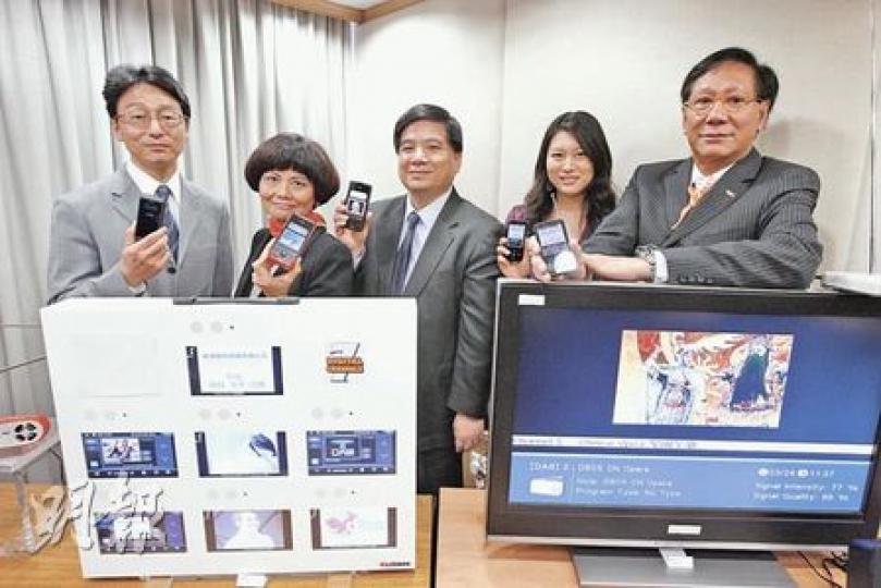 3間商營廣播機構昨正式獲發牌照,計劃本年11月正式推出數碼聲音廣播。圖為影視及娛樂事務管理處處長劉明光(左起)、新城董事總經理馬健生、商務及經濟發展局副秘書長蕭如彬、鳳凰廣播總裁助理于盈、香港數碼創辦人鄭經翰。(李紹昌攝) 3間商營廣播機構昨正式獲發牌照,計劃本年11月正式推出數碼聲音廣播。圖為影視及娛樂事務管理處處長劉明光(左起)、新城董事總經理馬健生、商務及經濟發展局副秘書長蕭如彬、鳳凰廣播總裁助理于盈、香港數碼創辦人鄭經翰。(李紹昌攝)