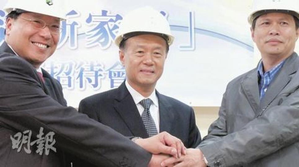 建造業議會培訓總監黃敦義(左起)、新家園協會會長許榮茂及建造業總工會理事長周聯僑,昨日正式宣布合作成立「建造新家園」計劃,為下月1日的新來港「超齡子女」提供建造業培訓及生活津貼。(彭美芳攝) 建造業議會培訓總監黃敦義(左起)、新家園協會會長許榮茂及建造業總工會理事長周聯僑,昨日正式宣布合作成立「建造新家園」計劃,為下月1日的新來港「超齡子女」提供建造業培訓及生活津貼。(彭美芳攝)