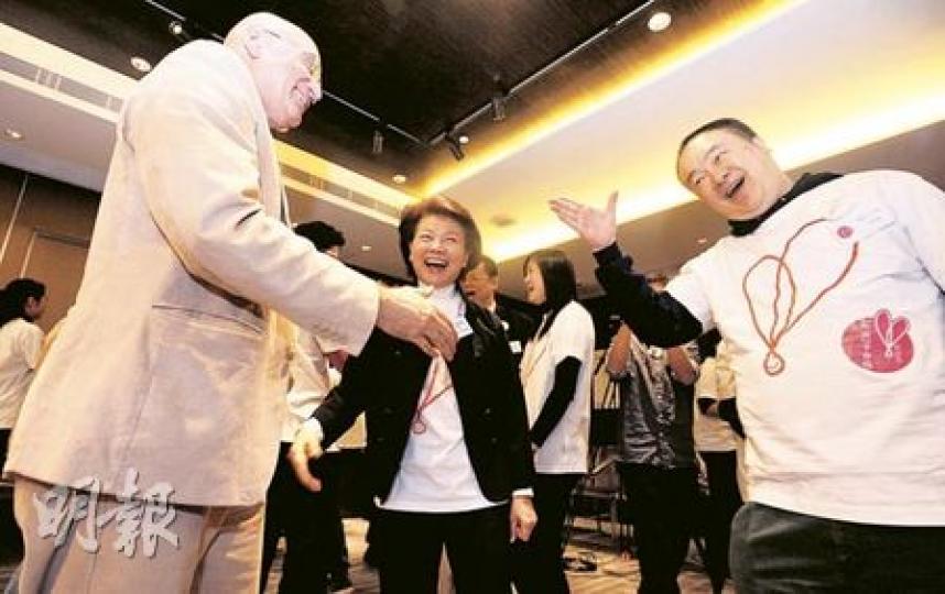 擅長拍笑片的導演高志森,都來學習大笑瑜伽,舉手投足哈哈大笑。(朱永倫攝)「大笑瑜伽」始祖Madan Kataria(前)表示,港人生活緊張,大笑瑜伽對身體免疫系統和減輕壓力均有好處,建議港人每天至少笑15分鐘。(朱永倫攝) 擅長拍笑片的導演高志森,都來學習大笑瑜伽,舉手投足哈哈大笑。(朱永倫攝)「大笑瑜伽」始祖Madan Kataria(前)表示,港人生活緊張,大笑瑜伽對身體免疫系統和減輕壓力均有好處,建議港人每天至少笑15分鐘。(朱永倫攝)