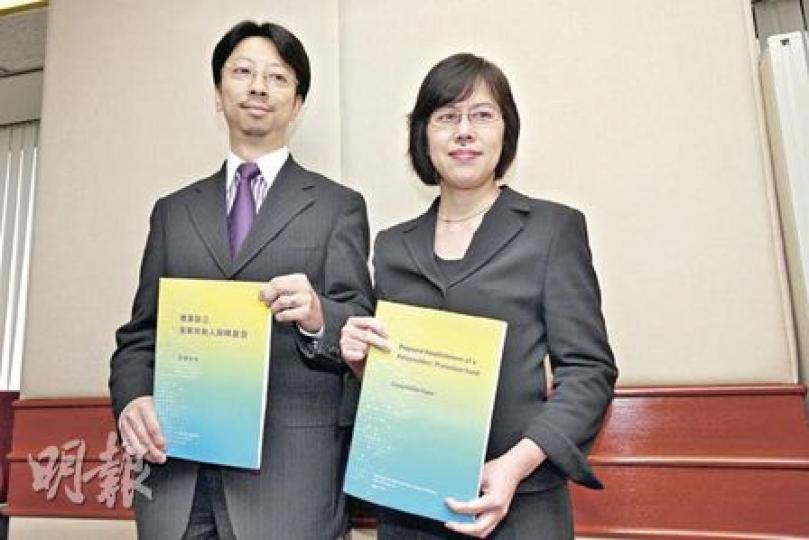 討論多時的保單持有人保障基金終於出籠,財經事務及庫務局副秘書長(財經事務)何宗基(左)及保險業監理專員蔡淑嫻(右)稱,保障基金成立後,每張保單最高可獲100萬元賠償。(陳智良攝)(明報製圖) 討論多時的保單持有人保障基金終於出籠,財經事務及庫務局副秘書長(財經事務)何宗基(左)及保險業監理專員蔡淑嫻(右)稱,保障基金成立後,每張保單最高可獲100萬元賠償。(陳智良攝)(明報製圖)