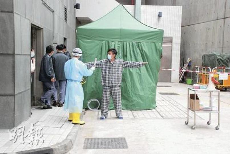 明愛醫院昨早11時就接收輻射病人舉行演習,模擬有市民身上驗出超標放射性物質。染輻射者須進入圖中綠色帳篷清洗及更換衣物,之後由穿上防護衣的醫護人員檢測,確保除污。整個演習歷時約45分鐘。(雲錦鋒攝)帳篷如臨時小型浴室,有花灑讓病人清洗,帳篷上亦有指示講解各項步驟。(雲錦峰攝) 明愛醫院昨早11時就接收輻射病人舉行演習,模擬有市民身上驗出超標放射性物質。染輻射者須進入圖中綠色帳篷清洗及更換衣物,之後由穿上防護衣的醫護人員檢測,確保除污。整個演習歷時約45分鐘。(雲錦鋒攝)帳篷如臨時小型浴室,有花灑讓病人清洗,帳篷上亦有指示講解各項步驟。(雲錦峰攝)