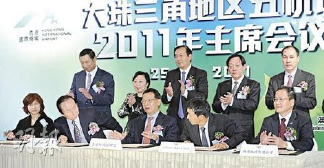 大珠三角地區五機場當局昨日簽署合作備忘錄,中國民用航空局副局長夏興華(後排左一)預期5年後,白雲機場與香港機場客運量均達6000萬人次。港大地理系主任王緝憲認為,港府應盡早興建第三條跑道,否則為時已晚。(尹錦恩攝)(明報製圖) 大珠三角地區五機場當局昨日簽署合作備忘錄,中國民用航空局副局長夏興華(後排左一)預期5年後,白雲機場與香港機場客運量均達6000萬人次。港大地理系主任王緝憲認為,港府應盡早興建第三條跑道,否則為時已晚。(尹錦恩攝)(明報製圖)