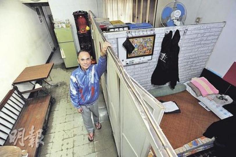 現居於馬頭角北帝街32號900多平方呎單位的梁志雄(圖),表示不介意貼錢作原址樓換樓,但指新居亦不能太小。(朱永倫攝) 現居於馬頭角北帝街32號900多平方呎單位的梁志雄(圖),表示不介意貼錢作原址樓換樓,但指新居亦不能太小。(朱永倫攝)