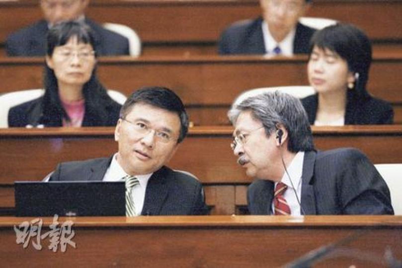 財政司長曾俊華(右)昨日呼籲議員支持預算案,一旦否決便「大家都攞唔到呢6000蚊」,言論惹起議員不滿。左為財經事務及庫務局長陳家強。(李紹昌攝) 財政司長曾俊華(右)昨日呼籲議員支持預算案,一旦否決便「大家都攞唔到呢6000蚊」,言論惹起議員不滿。左為財經事務及庫務局長陳家強。(李紹昌攝)