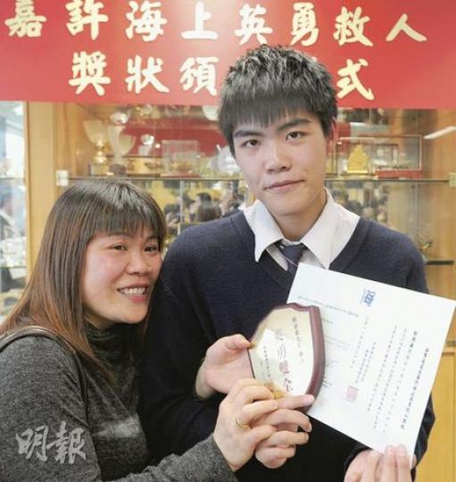 不擅游泳的鄭嘉豪(右)衝動下海救人,曾惹得母親十分擔心,但鄭媽媽昨日親身到頒獎現場支持兒子,並表示喜見兒子有救人的心。(尹錦恩攝)去年上環信德中心對開海面發生直升機墜海事件,温桂金(左)和何金木(右)夫婦當時拯救了多名墮海者,並表示人命攸關,顧不了直升機會否爆炸。(尹錦恩攝) 不擅游泳的鄭嘉豪(右)衝動下海救人,曾惹得母親十分擔心,但鄭媽媽昨日親身到頒獎現場支持兒子,並表示喜見兒子有救人的心。(尹錦恩攝)去年上環信德中心對開海面發生直升機墜海事件,温桂金(左)和何金木(右)夫婦當時拯救了多名墮海者,並表示人命攸關,顧不了直升機會否爆炸。(尹錦恩攝)