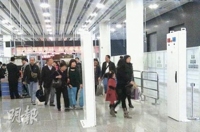 本報記者昨晚由落馬洲進入深圳福田口岸,經過正常入境手續及通關檢測後,發現在旅客必經之路新加裝了兩塊兩米高巨型金屬板,上有顯示燈,但記者未能確認它是否便是傳聞中的輻射探測儀,邊檢人員亦拒回應記者查詢。(本報記者攝) 本報記者昨晚由落馬洲進入深圳福田口岸,經過正常入境手續及通關檢測後,發現在旅客必經之路新加裝了兩塊兩米高巨型金屬板,上有顯示燈,但記者未能確認它是否便是傳聞中的輻射探測儀,邊檢人員亦拒回應記者查詢。(本報記者攝)