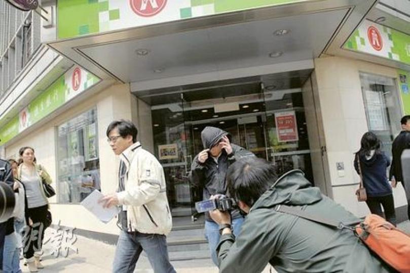 遇劫男子(右,面向鏡頭者)在九龍城福佬村道銀行提取44萬元現金,聲稱準備買樓,甫步出銀行即遭兩名劫匪搶走。(屈俊樂攝)劫匪強搶裝有44萬元的公文袋,糾纏間有數千元鈔票散落地上,目擊劫案的男子(圖)拾起鈔票交給銀行。(屈俊樂攝) 遇劫男子(右,面向鏡頭者)在九龍城福佬村道銀行提取44萬元現金,聲稱準備買樓,甫步出銀行即遭兩名劫匪搶走。(屈俊樂攝)劫匪強搶裝有44萬元的公文袋,糾纏間有數千元鈔票散落地上,目擊劫案的男子(圖)拾起鈔票交給銀行。(屈俊樂攝)