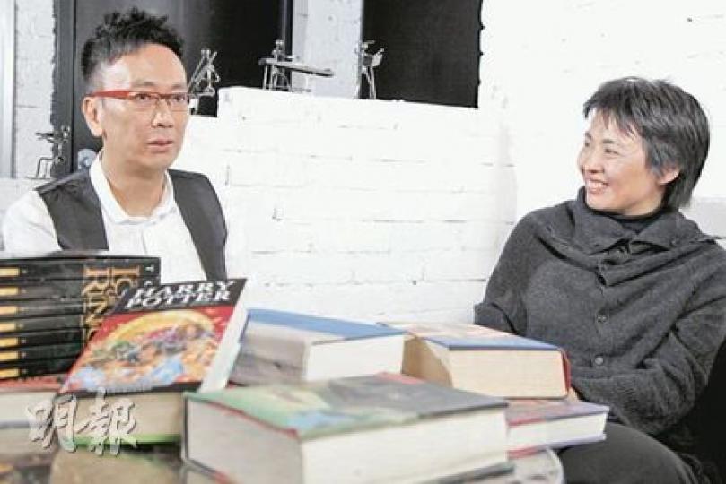 藝人鄭丹瑞(左)和「書送快樂」創辦人劉庭善(右)同來自愛書家庭,他會為女兒大灑金錢購書。鄭丹瑞兩名女兒早前捐出約500本書,希望書的「生命」可透過易手而得以延續。(陳智良攝) 藝人鄭丹瑞(左)和「書送快樂」創辦人劉庭善(右)同來自愛書家庭,他會為女兒大灑金錢購書。鄭丹瑞兩名女兒早前捐出約500本書,希望書的「生命」可透過易手而得以延續。(陳智良攝)
