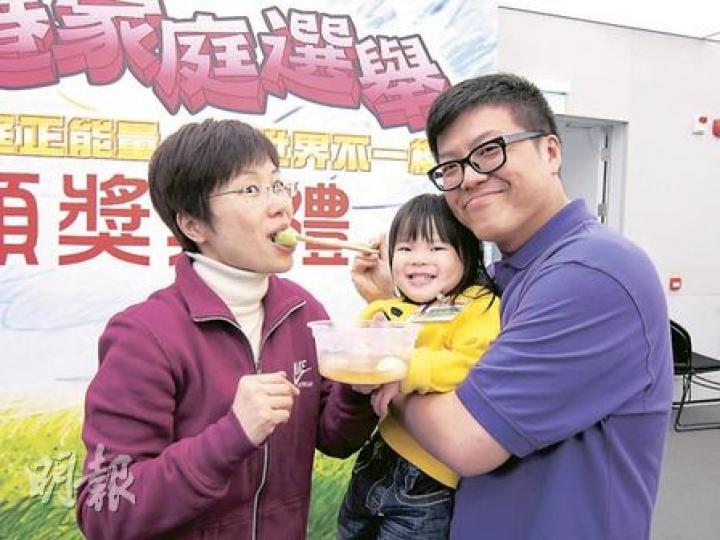 曾廣智（右）的體力雖未及患病前，但仍樂觀面對，「以前肥胖會擔心不能陪女兒（中）跑來跑去，現在反而更輕鬆！」曾太（左）亦說，丈夫休養期間，兩人見面時間增加，丈夫又協助處理琴室事務，令兩人關係更勝從前。（林綺琪攝）