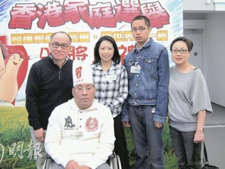 余麗微（後排左二）表示，丈夫受傷後，醫生曾指丈夫（前排）即使能生存，終身也會是植物人。然而丈夫昏迷兩個多月後醒來，醫生也形容為「奇蹟」，她則當作是上天給予的獎勵。丈夫回家休養後，患有自閉症的兒子（後排右二）亦十分懂事，間中會扶父親去洗澡；葉先生的親人亦不時會協助照顧余麗微的一對子女。（林綺琪攝）