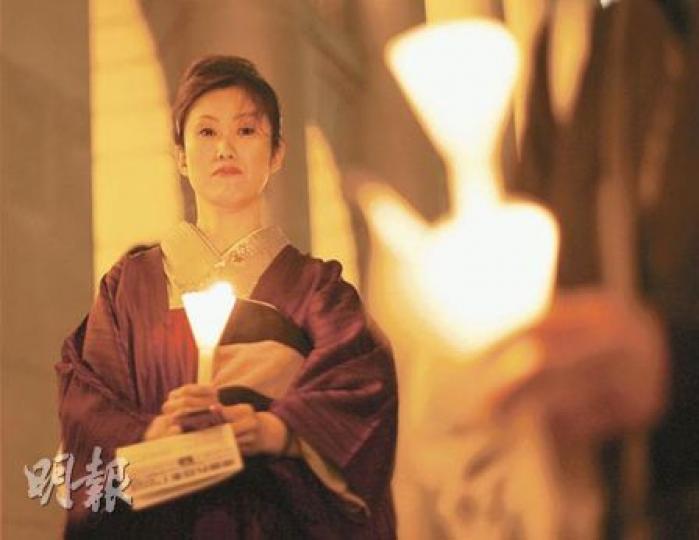 泛民議員昨日在立法會大樓外舉辦燭光晚會，為日本災民打氣，吸引不少在港居住的日本人參與。（林振東攝）為日本打氣的燭光晚會上，日本駐港總領事隈丸優次（前排右二）與立法會泛民議員齊聲高歌"We shall overcome"。   （林振東攝）30名居港日人一連兩日在銅鑼灣舉行「花見．思鄉」慈善義賣，希望以櫻花堅毅不屈的精神勉勵國民勇敢面對天災。（余卓善攝）