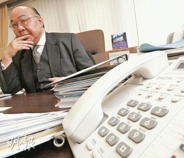 儲了一年大假的胡國興,雖說正在退休前休假,但其實仍要擔當截聽專員工作,「家乜都唔講得,我最秘密,亦好少見報」。(李紹昌攝)(明報製圖) 儲了一年大假的胡國興,雖說正在退休前休假,但其實仍要擔當截聽專員工作,「家乜都唔講得,我最秘密,亦好少見報」。(李紹昌攝)(明報製圖)