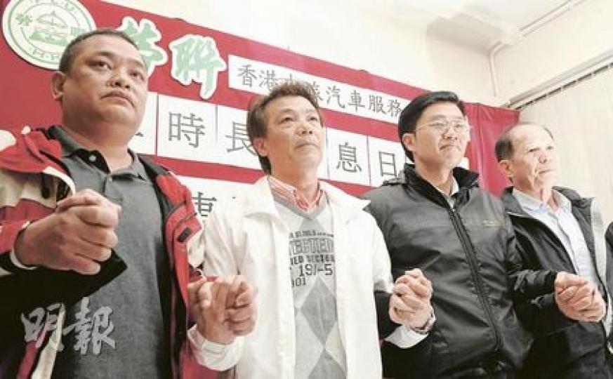 香港中旅汽車服務車長工會計劃下周發起工業行動,以示不滿資方剝削。主席方觀耀(右二)稱,曾與資方會面要求改善待遇,惟不歡而散。(劉焌陶攝) 香港中旅汽車服務車長工會計劃下周發起工業行動,以示不滿資方剝削。主席方觀耀(右二)稱,曾與資方會面要求改善待遇,惟不歡而散。(劉焌陶攝)