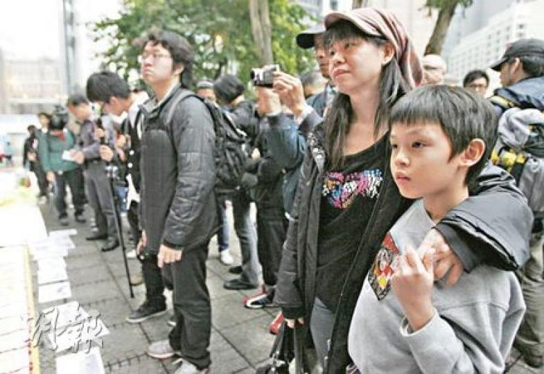 高太(右二)昨日再次帶次帶同Joseph(右一)參與示威遊行,更說只要「跟大隊」就不用擔心再受傷。(林振東攝)30個民間團體昨發起「還我香港未來 預算案清算大遊行」,其間有示威者一度衝出馬路,與警方衝突。(林振東攝)示威者遊行至盈置大廈積金局辦公大樓時,在門外「炒豬血」,要求訂立全民退休保障計劃。(林振東攝) 高太(右二)昨日再次帶次帶同Joseph(右一)參與示威遊行,更說只要「跟大隊」就不用擔心再受傷。(林振東攝)30個民間團體昨發起「還我香港未來 預算案清算大遊行」,其間有示威者一度衝出馬路,與警方衝突。(林振東攝)示威者遊行至盈置大廈積金局辦公大樓時,在門外「炒豬血」,要求訂立全民退休保障計劃。(林振東攝)