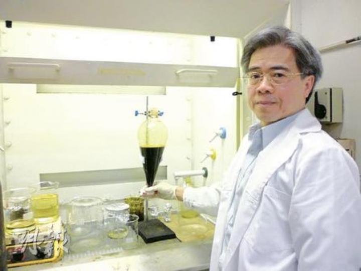 中大生命科學學院何永成教授指在仙鶴草等3種中藥提煉出來的化學物,對治療老鼠肝癌見成效 。(談誦言攝)(明報製圖) 中大生命科學學院何永成教授指在仙鶴草等3種中藥提煉出來的化學物,對治療老鼠肝癌見成效 。(談誦言攝)(明報製圖)