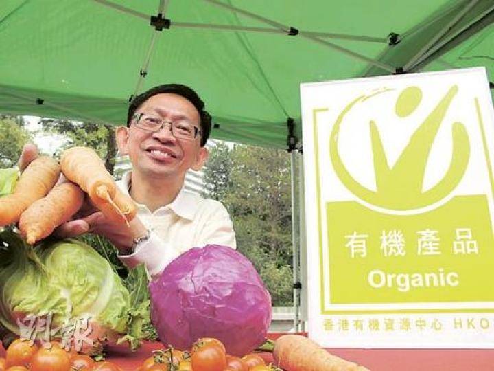 黃煥忠說,香港有機資源中心為市面近73%有機蔬菜提供認證,現時並無發現市面有假冒標籤,市民只需認住圖右的認證標籤就可確保買到有機蔬菜。(余卓善攝) 黃煥忠說,香港有機資源中心為市面近73%有機蔬菜提供認證,現時並無發現市面有假冒標籤,市民只需認住圖右的認證標籤就可確保買到有機蔬菜。(余卓善攝)