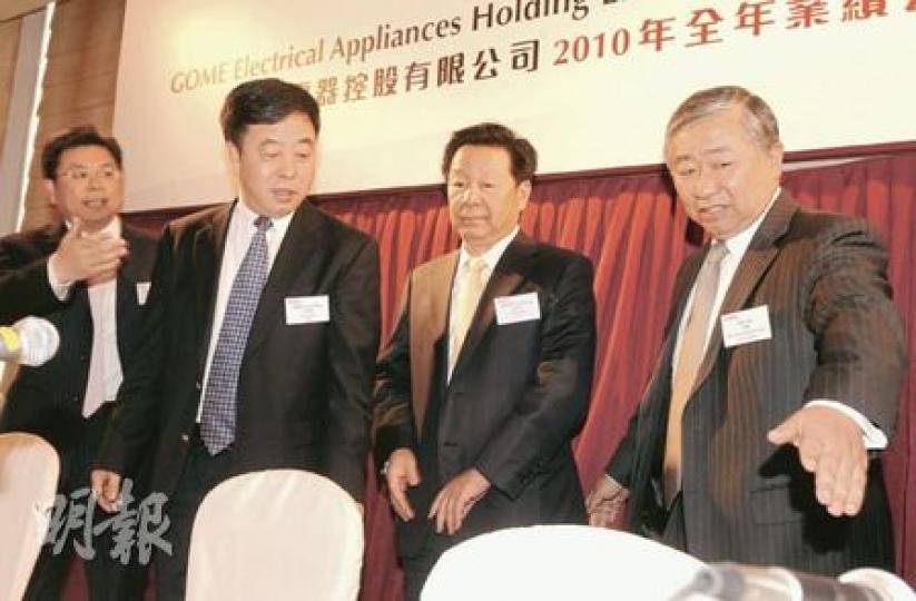 國美主席張大中(右二)表示,今年會新開100間新店以上,並會致力開拓2、3線城市的市場。(圖左二)為總裁王俊洲,右為非執行董事竺稼。(劉焌陶攝) 國美主席張大中(右二)表示,今年會新開100間新店以上,並會致力開拓2、3線城市的市場。(圖左二)為總裁王俊洲,右為非執行董事竺稼。(劉焌陶攝)