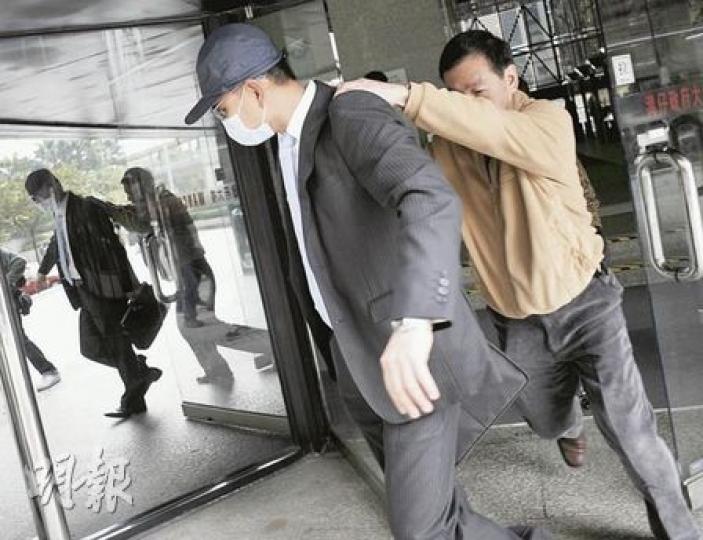 畢馬威高級經理梁思哲(左)被指收受上市中介人陳秋云的30萬元賄款,協助在招股書報告造假,涉犯兩罪受審,獲親人護送離開。其下屬稱他曾把賄款當作「大利市」。(余俊亮攝)畢馬威助理經理劉淑婷強調一直無意收賄,但表示有感被告梁思哲資歷較豐,卻無意主動舉報,遂在北上公幹時匿名舉報,揭發事件。(何偉畧攝) 畢馬威高級經理梁思哲(左)被指收受上市中介人陳秋云的30萬元賄款,協助在招股書報告造假,涉犯兩罪受審,獲親人護送離開。其下屬稱他曾把賄款當作「大利市」。(余俊亮攝)畢馬威助理經理劉淑婷強調一直無意收賄,但表示有感被告梁思哲資歷較豐,卻無意主動舉報,遂在北上公幹時匿名舉報,揭發事件。(何偉畧攝)
