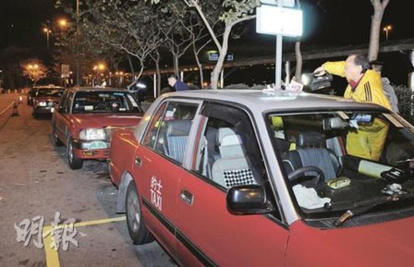泊在香港仔觀海徑路邊的士遭夜青毁壞後,探員接報到場調查。(蔡方山攝) 泊在香港仔觀海徑路邊的士遭夜青毁壞後,探員接報到場調查。(蔡方山攝)