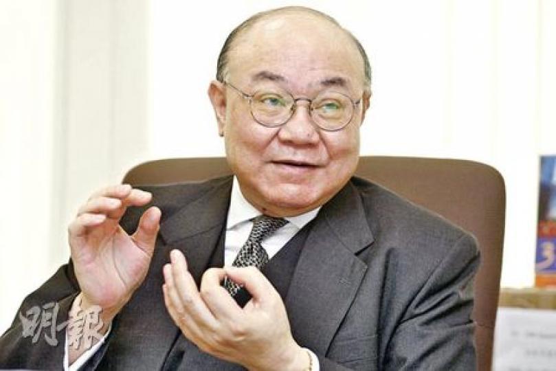 魄力十足的胡國興表示,退休後暫時沒特別計劃,工作勤奮的他雖然多了假期,但不會不習慣,「可以睇吓電視,睇吓書」。(李紹昌攝) 魄力十足的胡國興表示,退休後暫時沒特別計劃,工作勤奮的他雖然多了假期,但不會不習慣,「可以睇吓電視,睇吓書」。(李紹昌攝)