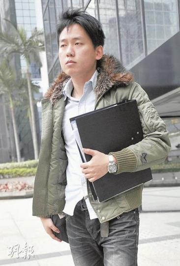 民協社區主任黃永傑入稟小額錢債審裁處,向八達通索償50元感情傷害。(余俊亮攝) 民協社區主任黃永傑入稟小額錢債審裁處,向八達通索償50元感情傷害。(余俊亮攝)