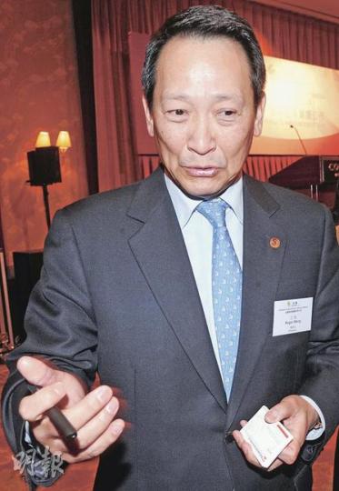 金鷹董事長王恒表示,去年佣金率下跌0.3個百分點至20%,原因是銷售佣金率較低的國際品牌增加所致,公司會定時檢討貨品組合,以保持盈利能力。(劉焌陶攝) 金鷹董事長王恒表示,去年佣金率下跌0.3個百分點至20%,原因是銷售佣金率較低的國際品牌增加所致,公司會定時檢討貨品組合,以保持盈利能力。(劉焌陶攝)